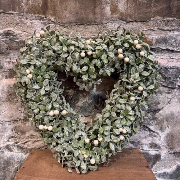 Green Heart Wreath with White Accents - Picture 2 of 7